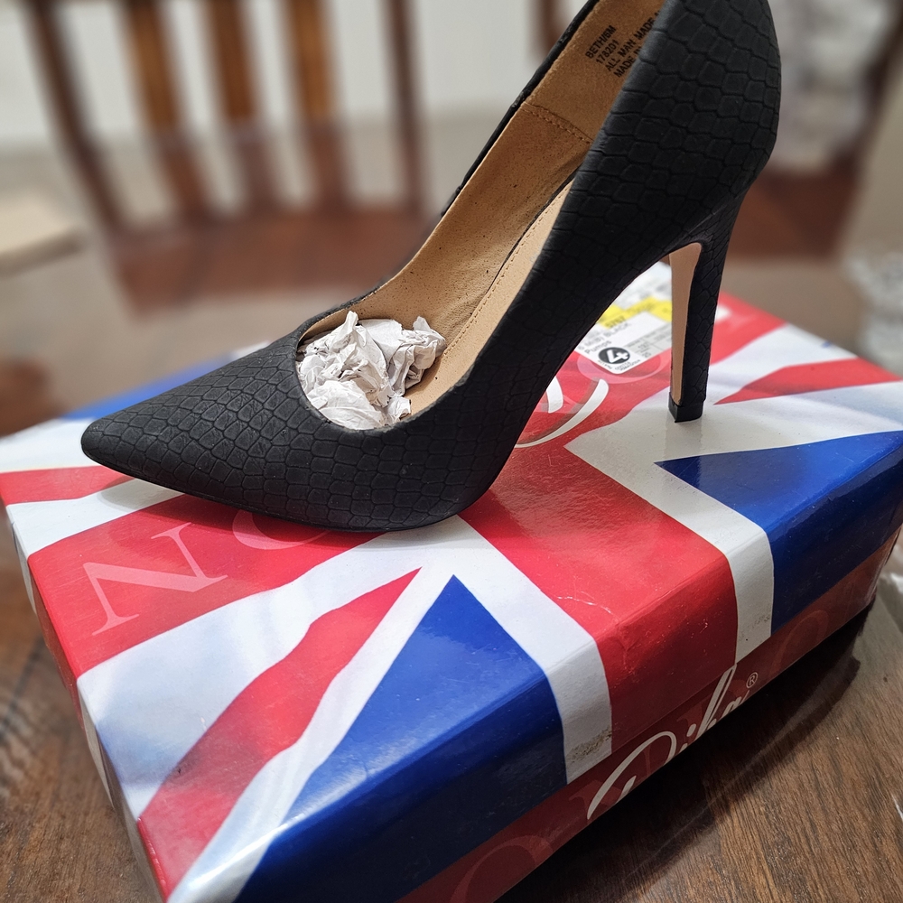 Chic Black Textured Heels